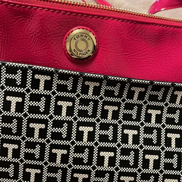 Adorable Tommy Hilfiger purse - Picture 2 of 7